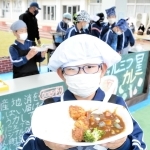 レシピの開発から販売まで児童が手がけた地産地消カレー＝下里小学校