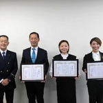 感謝状を受けた（右から）服部みささん、中河美重さんと土井淳さん（小野市消防本部提供）