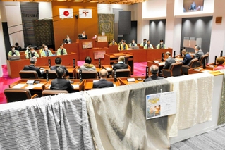 議場全体を播州織で飾り付けた「じばさん議会」＝西脇市下戸田