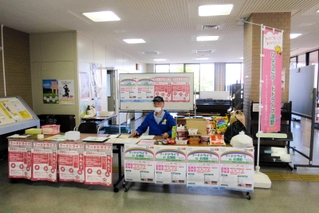 食品などの寄付を募ったフードドライブ＝県社総合庁舎（北播磨県民局提供）