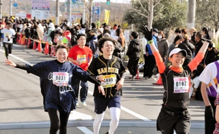 完走を果たし、喜びを表現するランナー＝小野市役所前