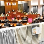 議場全体を播州織で飾り付けた「じばさん議会」＝西脇市下戸田