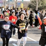 完走を果たし、喜びを表現するランナー＝小野市役所前