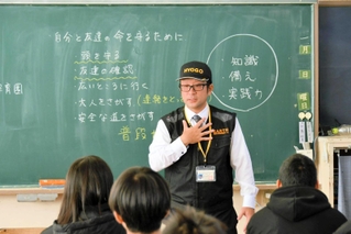 災害に備える心構えを児童に伝えるアースのメンバー＝重春小