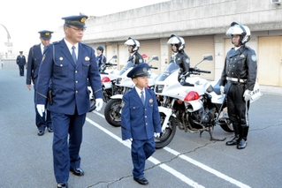 警察の制服に身を包み一日署長を務める鷹取遵君＝加西署