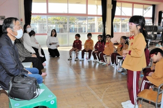 昔の幼稚園について卒園者に尋ねる園児ら＝わか松幼稚園