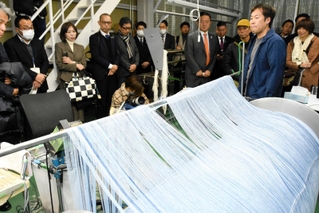 播州織の工場を見学する参加者ら＝加西市殿原町