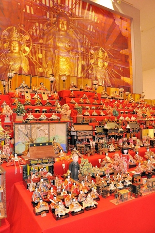 幕末から平成までのひな人形が並ぶ大型ひな壇＝小野市立好古館