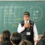 災害に備える心構えを児童に伝えるアースのメンバー＝重春小