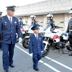 警察の制服に身を包み一日署長を務める鷹取遵君＝加西署