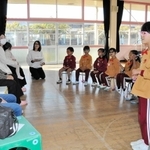 昔の幼稚園について卒園者に尋ねる園児ら＝わか松幼稚園
