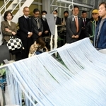 播州織の工場を見学する参加者ら＝加西市殿原町