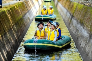 昨年に東条川疏水の水路で行われた「水路ｄｅボート探検」＝加東市（北播磨県民局提供）