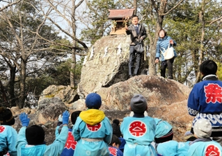 法被姿で待ち構える子どもに向かってさい銭を投げる参拝者＝加東市河高