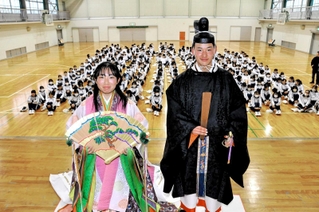 十二単姿の徳平悠里さん（左）と衣冠束帯の小島徠智さん＝小野高校