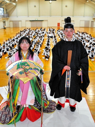 優勝ご褒美は…平安衣装の着付け‼ 小野高校、伝統の百人一首大会 1年生260人熱戦 みやびな装束「重かった」|北播|神戸新聞NEXT