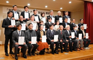 加西市の課題解決に向け「市ＳＤＧｓパートナー」に登録した企業、団体の代表者ら＝アスティアかさい