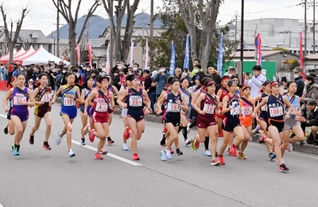一斉にスタートする女子の選手たち＝西脇市西脇
