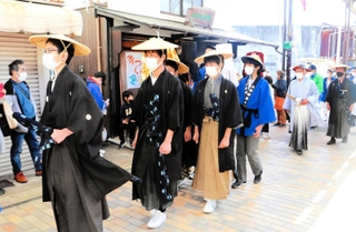 ４年ぶりに開かれた小野陣屋まつりの大名行列＝２０２３年３月、小野市上本町