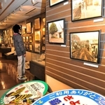 １９９０年に廃線になった鍛冶屋線の資料や写真が並ぶ会場＝多可町中区東山