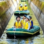 昨年に東条川疏水の水路で行われた「水路ｄｅボート探検」＝加東市（北播磨県民局提供）