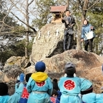 法被姿で待ち構える子どもに向かってさい銭を投げる参拝者＝加東市河高