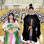 十二単姿の徳平悠里さん（左）と衣冠束帯の小島徠智さん＝小野高校