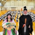 十二単姿の徳平悠里さん（左）と衣冠束帯の小島徠智さん＝小野高校