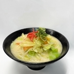 「野菜たっぷり白湯ラーメン」（西日本高速道路サービス・ホールディングス関西支社提供）