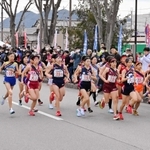 一斉にスタートする女子の選手たち＝西脇市西脇