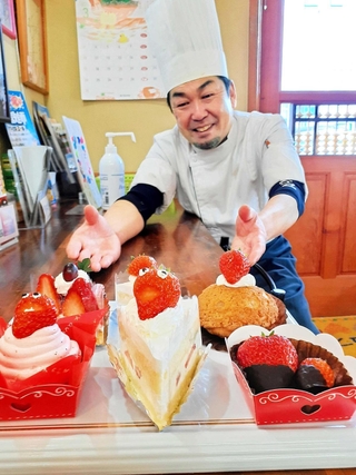 「きすみの営農」のイチゴを使ったケーキと住本和之さん＝小野市黒川町
