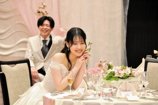 流通科学大生が企画する「おの恋ウエディング」のイメージ。新婦役は同大学の河井鈴奈さん（手前）＝小野市中島町