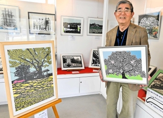 北条鉄道播磨横田駅で開かれている、妻木敏彦さんの作品展。網引駅では切り絵教室を開く＝加西市西横田町