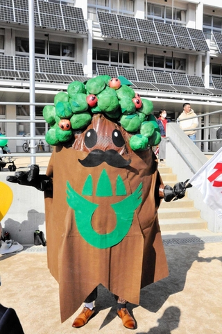 風船を児童と見送った「ひがしん」＝小野市天神町