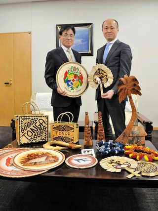 トンガからの返礼品を手にする木村出所長（右）と藤原博之副市長＝小野市役所