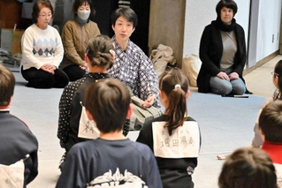「観客からどう見えているのか考えながら演じて」。子どもたちに助言する野村萬斎さん（中央奥）＝加西市民会館