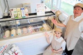 牛乳販売店のこだわりを生かしたジェラート店を開く高橋幸嗣さん（右）と美裕さん＝小野市中町