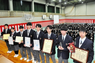 全校生を前に表彰された（右から）石田純一郎さん、首野尾皇斗さん、平賀誠司さんら＝小野工業高校
