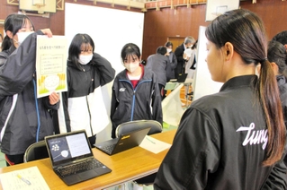 もち麦のＰＲ案を発表する生徒たち＝兵庫教育大付属中学校