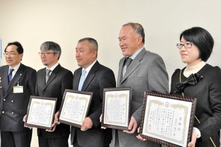 感謝状を受けた（右から）長谷川道子さん、澤口浩幸さん、山本明宏さん、藤本剛さん＝小野市消防本部