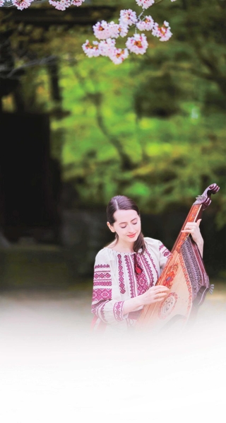 ウクライナ出身の歌手ナターシャ・グジーさん（小野加東ロータリークラブ提供）