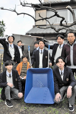 依頼を受け、倉庫と一輪車を修理した小野工高生ら＝小野市片山町