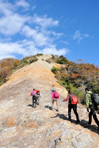 急斜面の岩場が山頂へ続く紅山＝小野市来住町