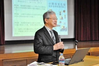 特別講演する神戸大副学長の奥村弘さん＝コミセンおおべ