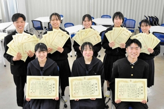ビジネス探究科３年の９冠合格者（前列）と８冠達成者＝小野高校
