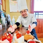 「きすみの営農」のイチゴを使ったケーキと住本和之さん＝小野市黒川町