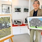 北条鉄道播磨横田駅で開かれている、妻木敏彦さんの作品展。網引駅では切り絵教室を開く＝加西市西横田町