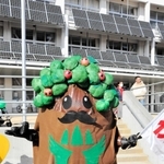 風船を児童と見送った「ひがしん」＝小野市天神町