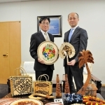 トンガからの返礼品を手にする木村出所長（右）と藤原博之副市長＝小野市役所