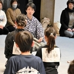 「観客からどう見えているのか考えながら演じて」。子どもたちに助言する野村萬斎さん（中央奥）＝加西市民会館